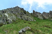 46 Passo sotto i contrafforti rocciosi del versante est del Pizzo Scala 